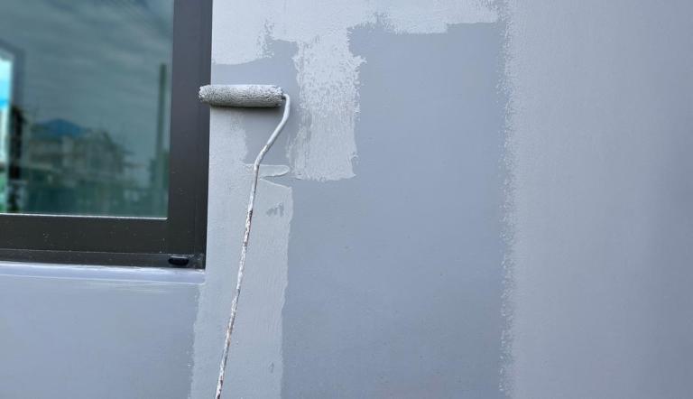 Comment traiter l'humidité d'une façade avant de la repeindre ?