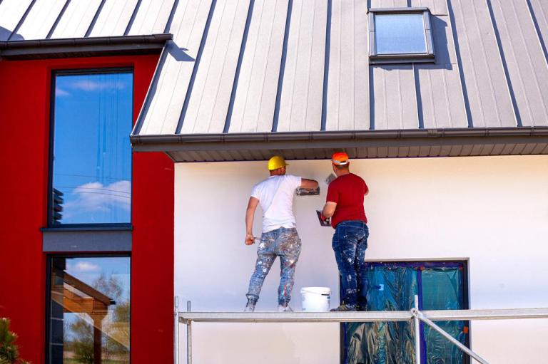 Peinture d'une maison neuve près de Granville, quelles étapes suivre ?